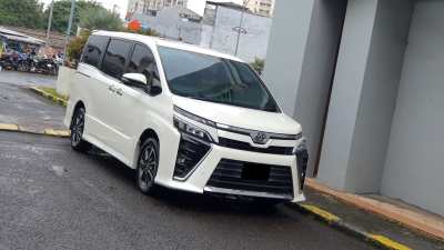 Toyota Voxy 2.0 Automatic