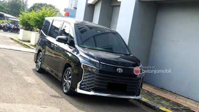 Toyota Voxy 2.0 TSS Automatic