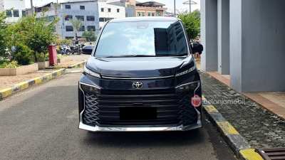 Toyota Voxy 2.0 TSS Automatic