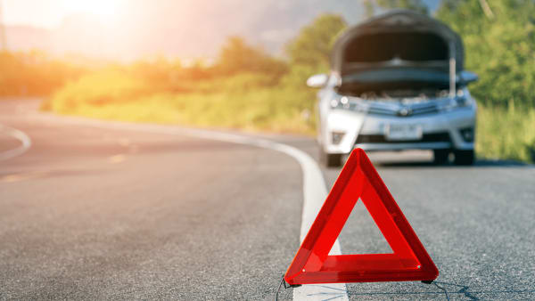 10 Situasi Darurat Saat Berkendara Mobil & Cara Menyikapinya