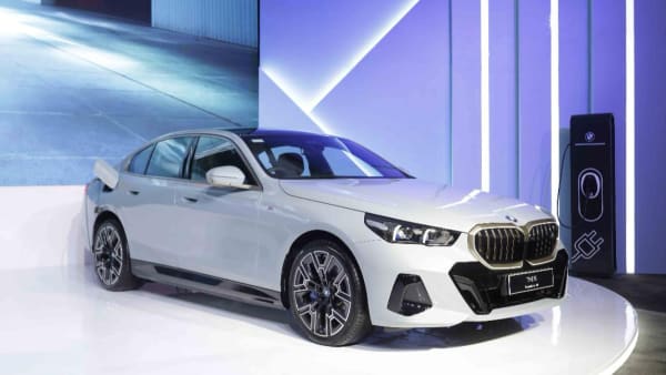 BMW i5 eDrive40 M Sport, Sedan Bisnis Berteknologi Full Listrik