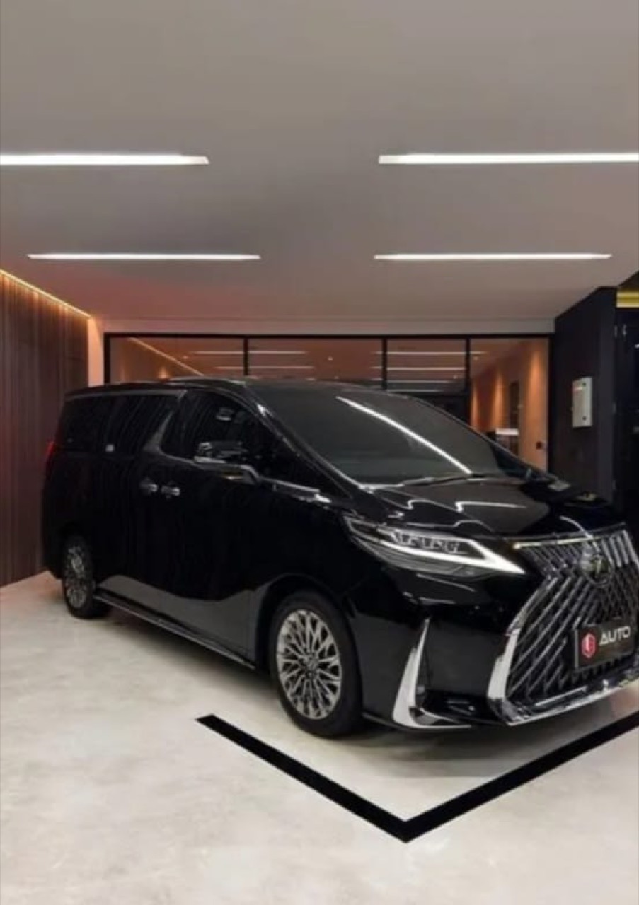 Lexus LM 350