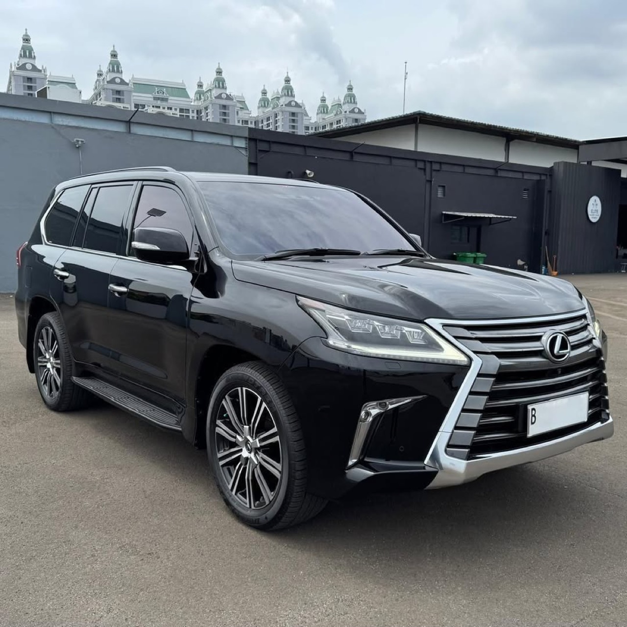 Lexus LX570