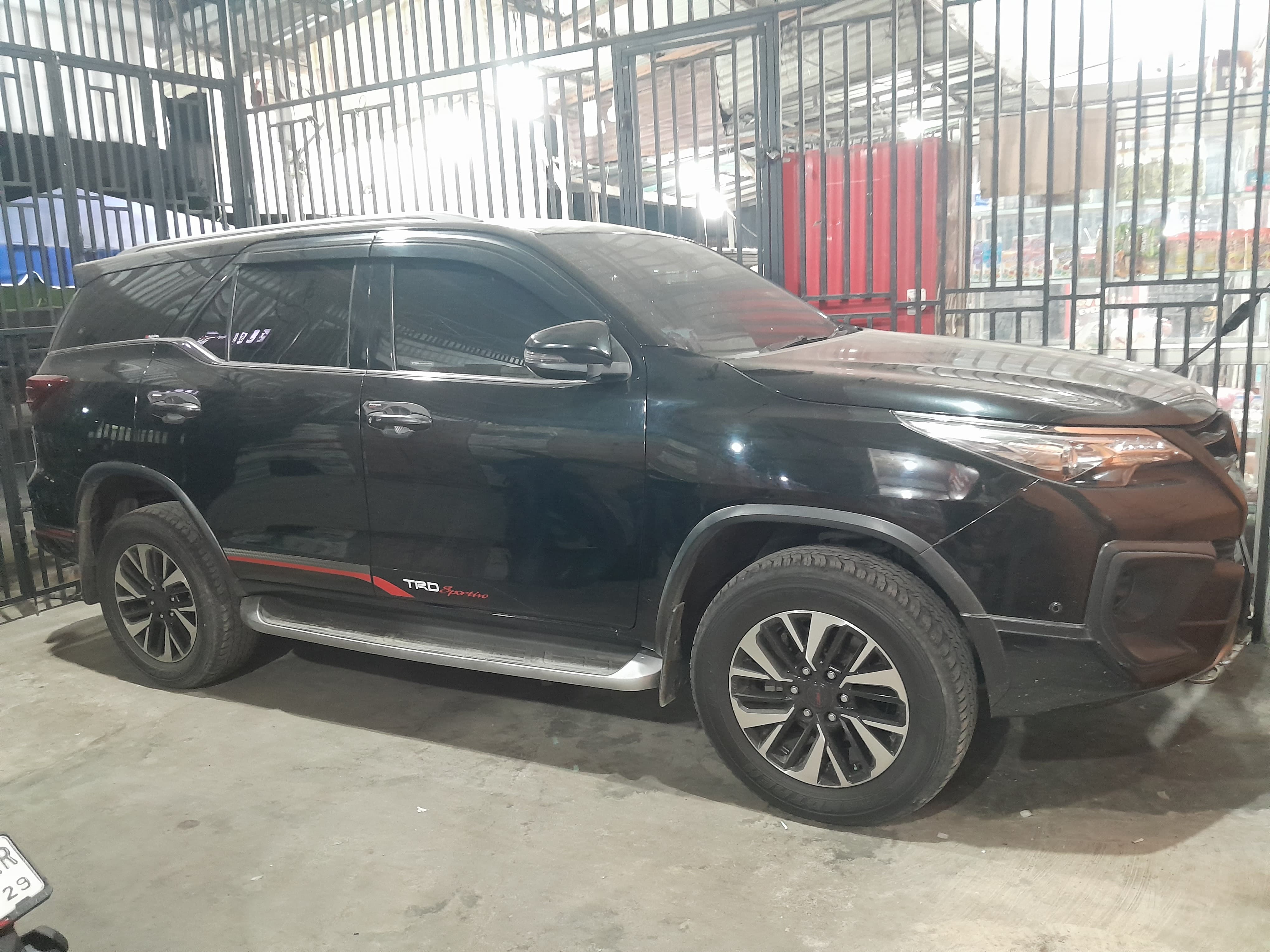 TOYOTA FORTUNER VRZ TRD 2.4 AT