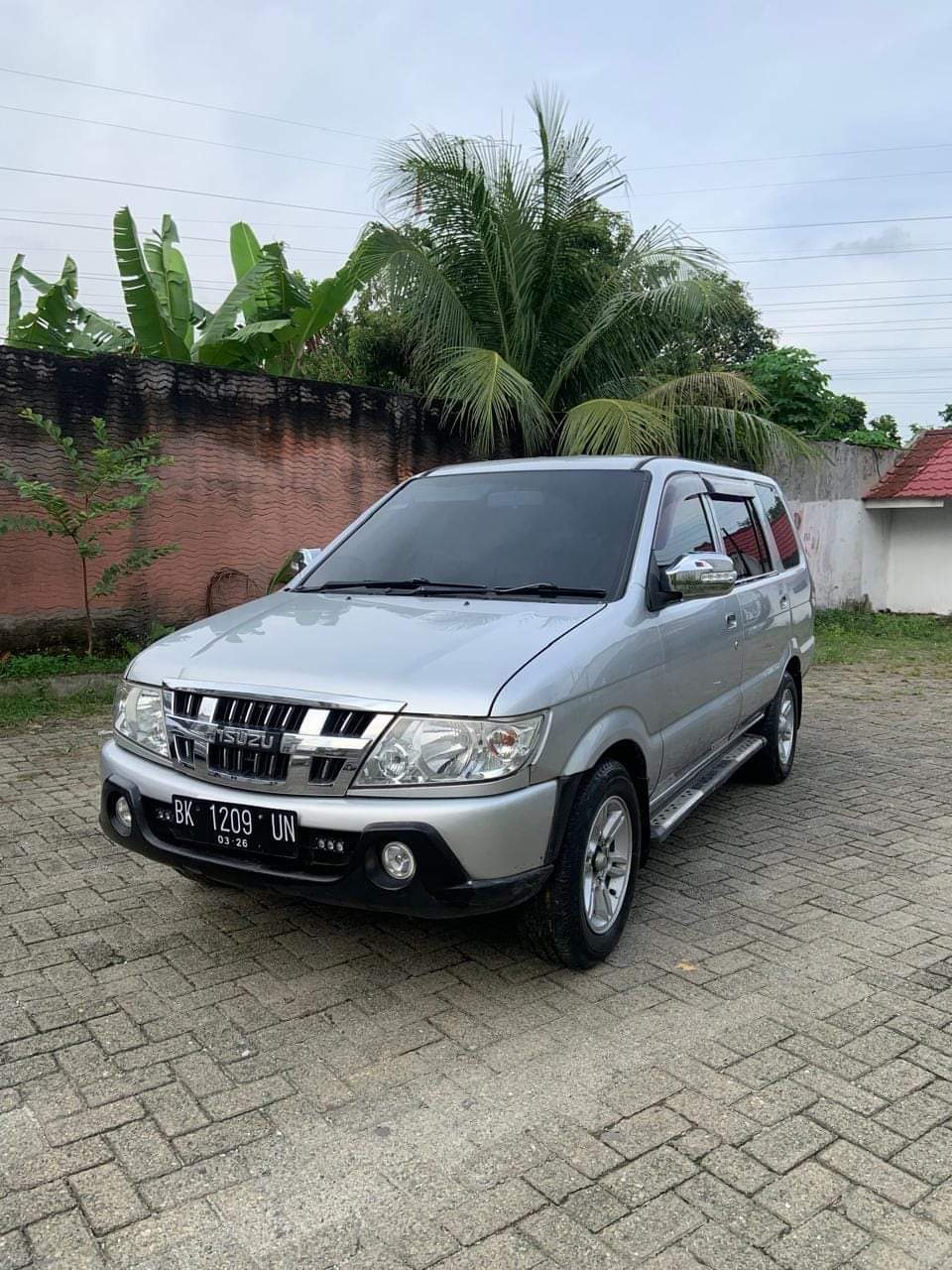 Isuzu Panther LV