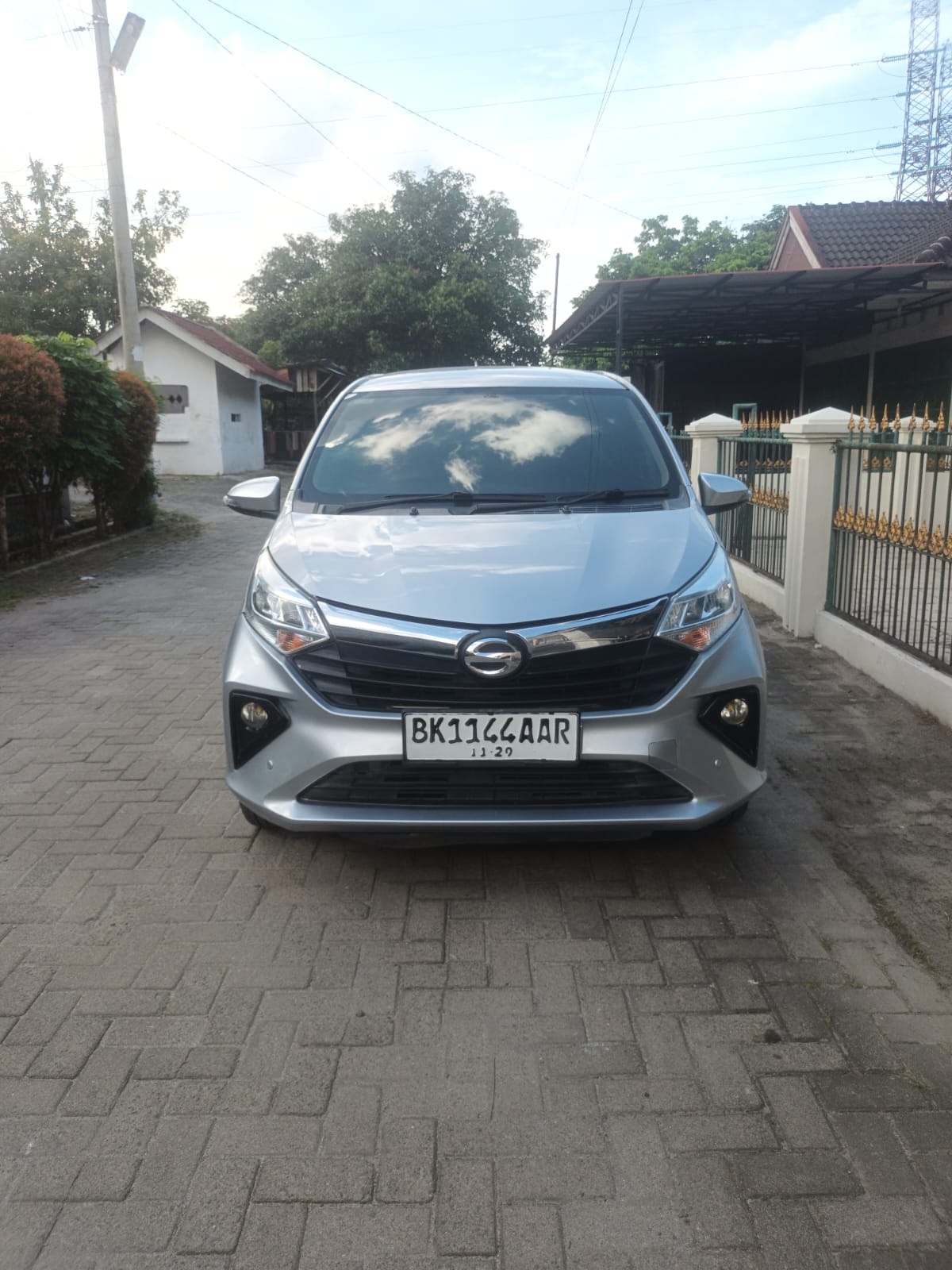 Daihatsu Sigra R Deluxe