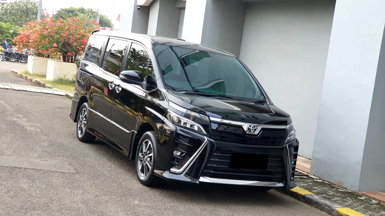 Toyota Voxy 2.0 Automatic