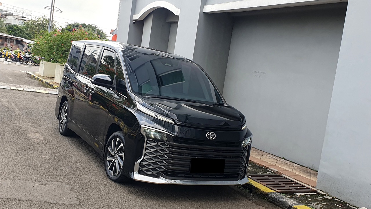 Toyota Voxy 2.0 TSS Automatic