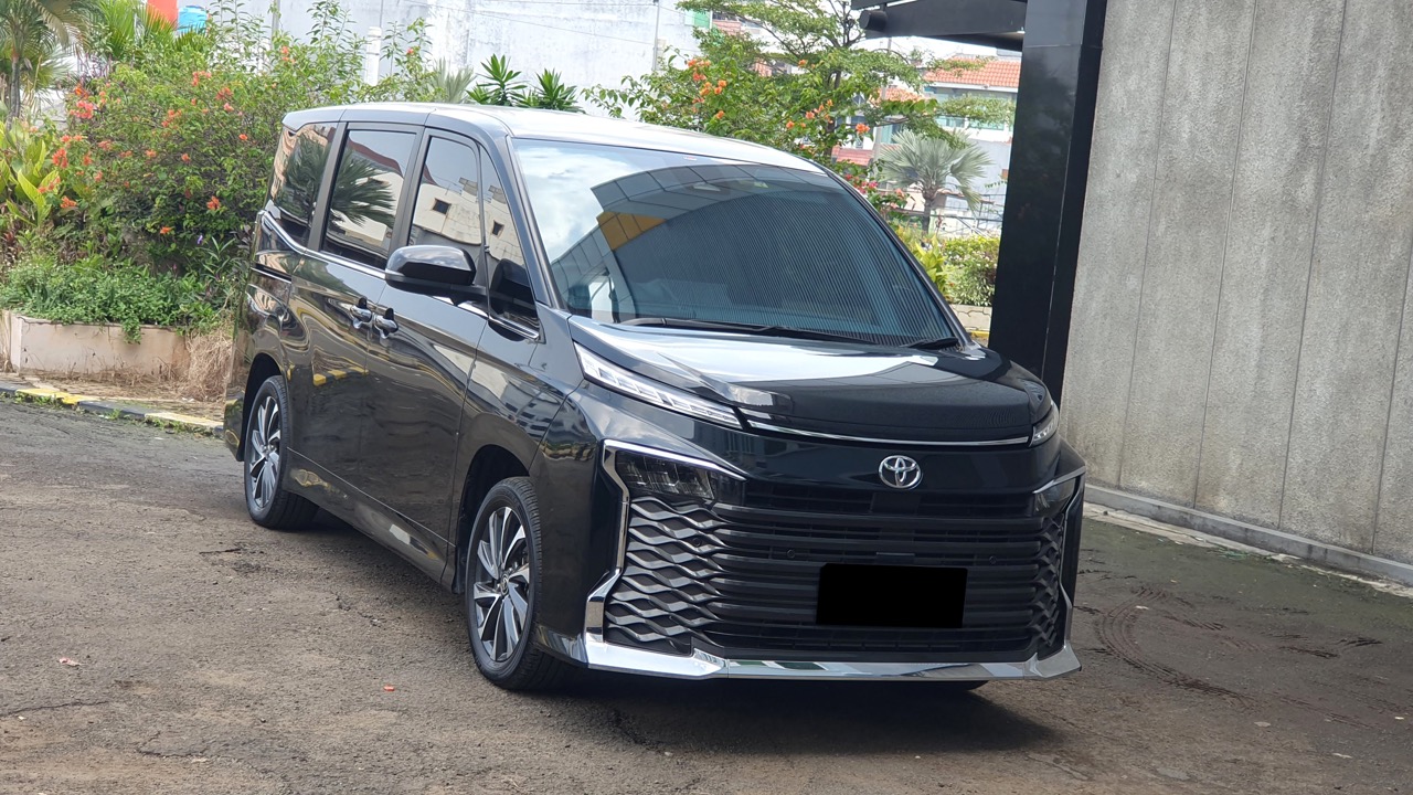 Toyota Voxy 2.0 TSS Automatic