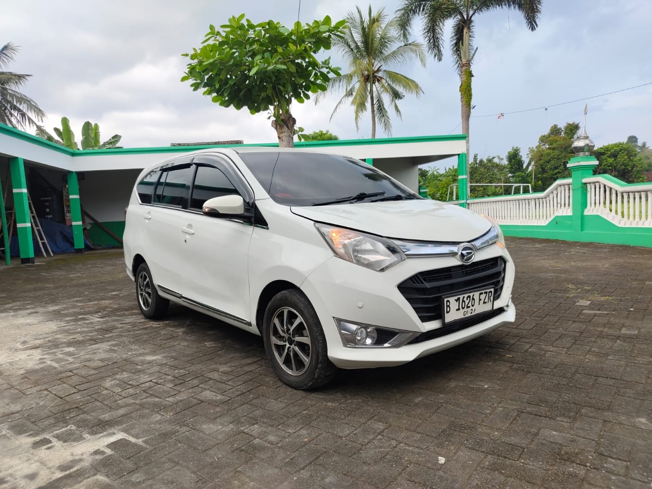 Daihatsu Sigra 1.2 R Deluxe Automatic