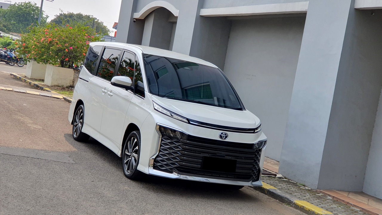 Toyota Voxy 2.0 TSS Automatic