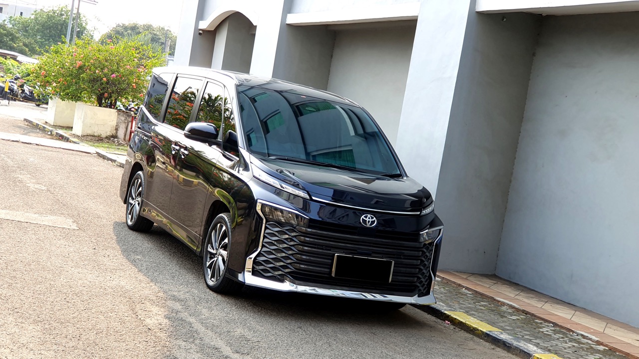 Toyota Voxy 2.0 TSS Automatic