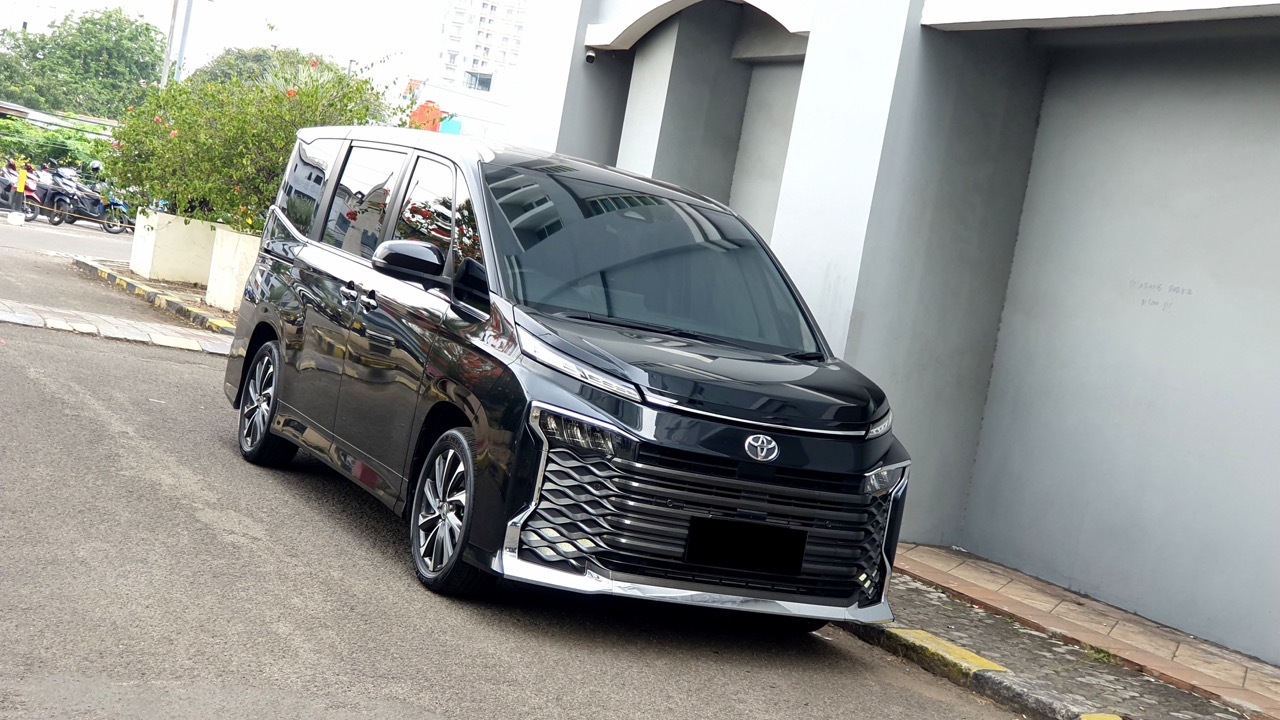 Toyota Voxy 2.0 TSS Automatic