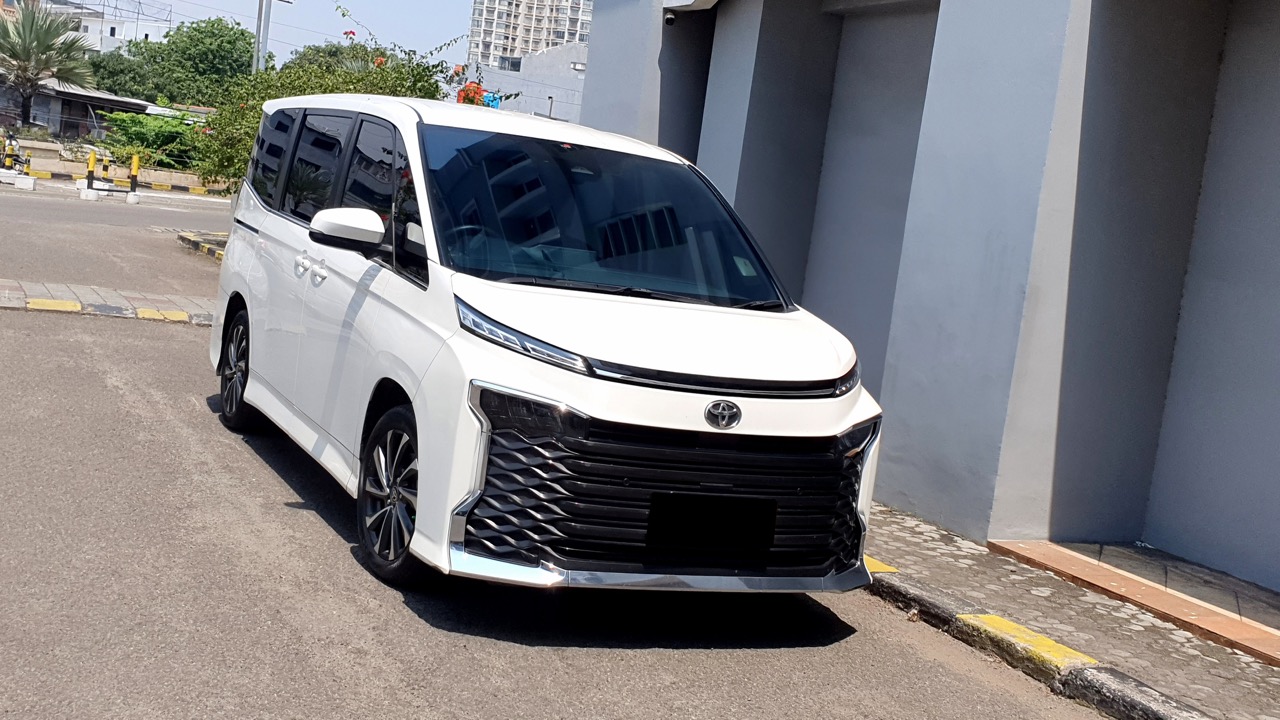 Toyota Voxy 2.0 TSS Automatic