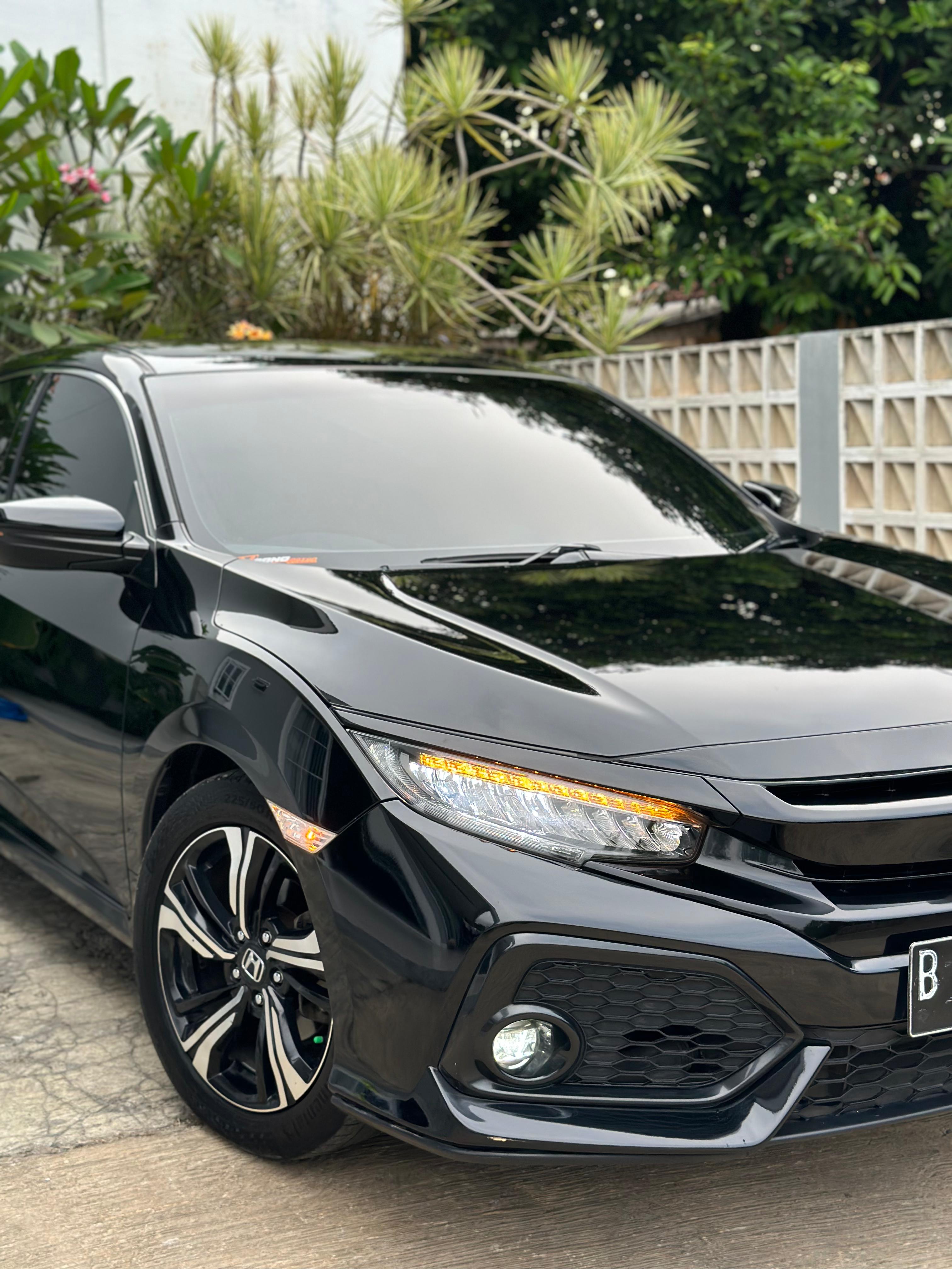 HONDA CIVIC 1.5 L TURBO HB AT