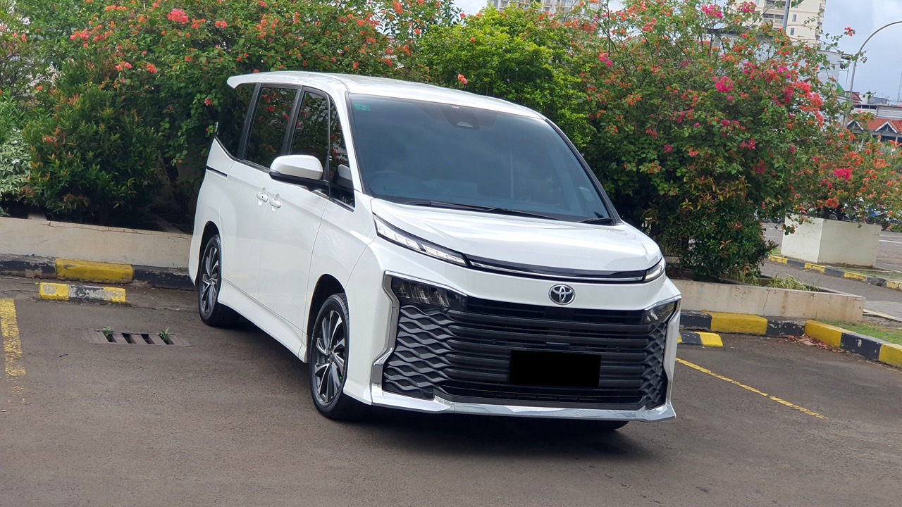 Toyota Voxy 2.0 TSS Automatic