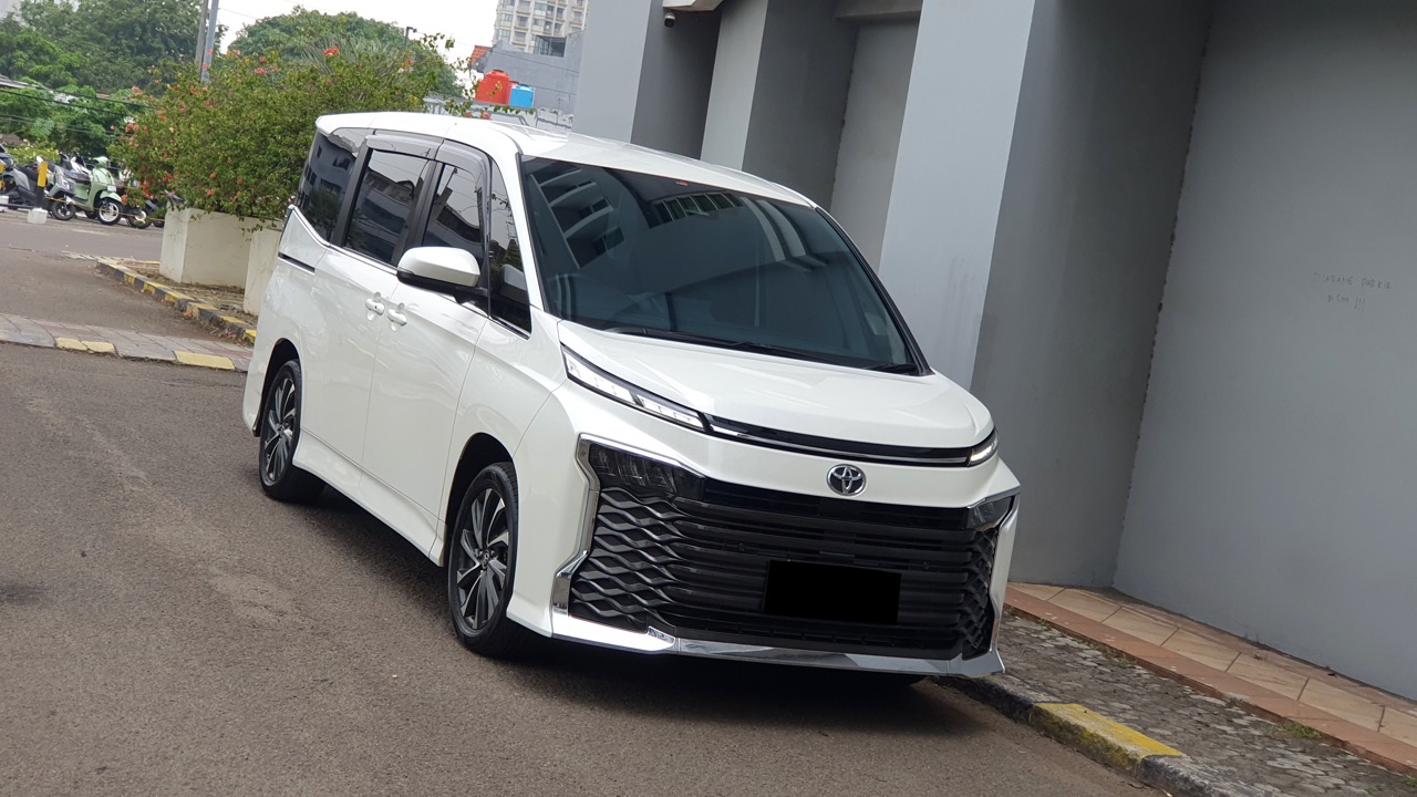 Toyota Voxy 2.0 TSS Automatic