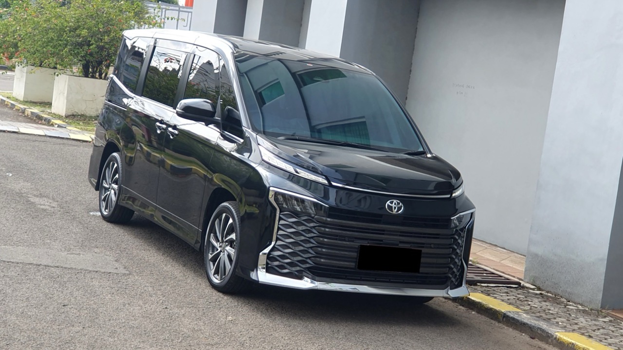 Toyota Voxy 2.0 TSS Automatic