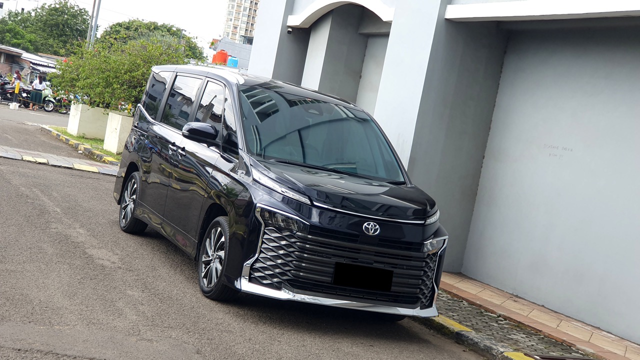 Toyota Voxy 2.0 TSS Automatic