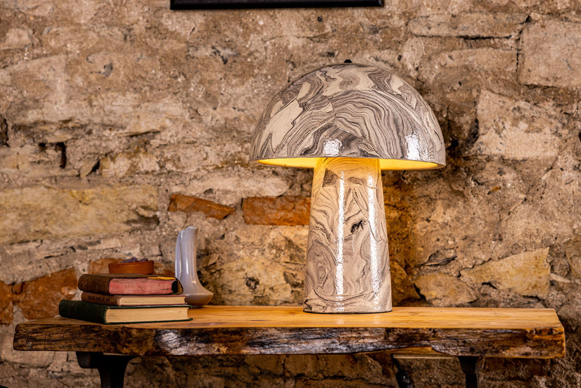 Lampe de table haute en céramique Cassia avec abat-jour et dôme en laiton,  couleur bleu terre