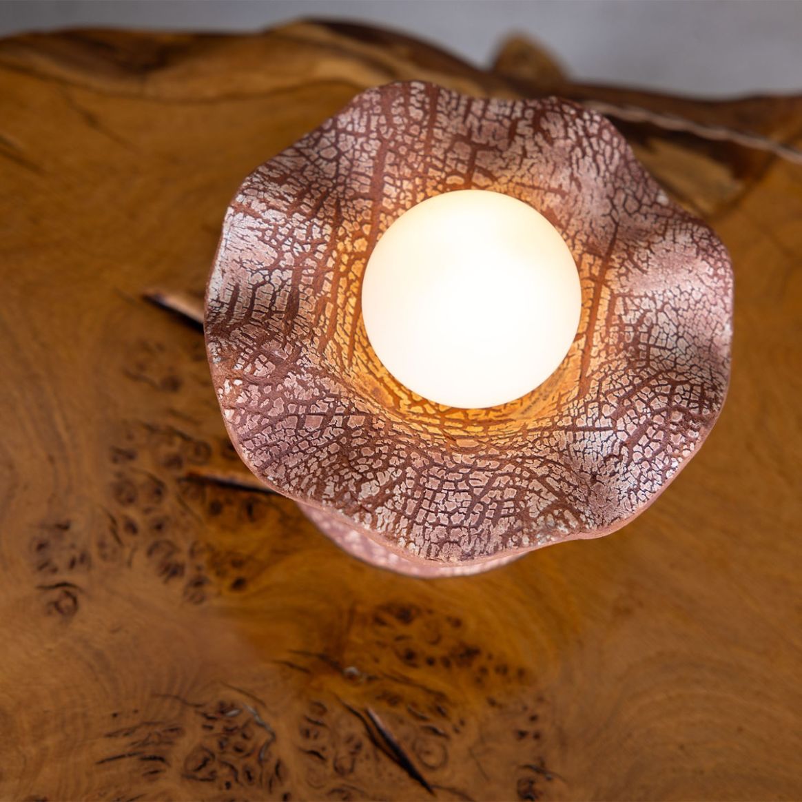 Lampe de table Lawson en céramique marbrée avec abat-jour dôme en laiton