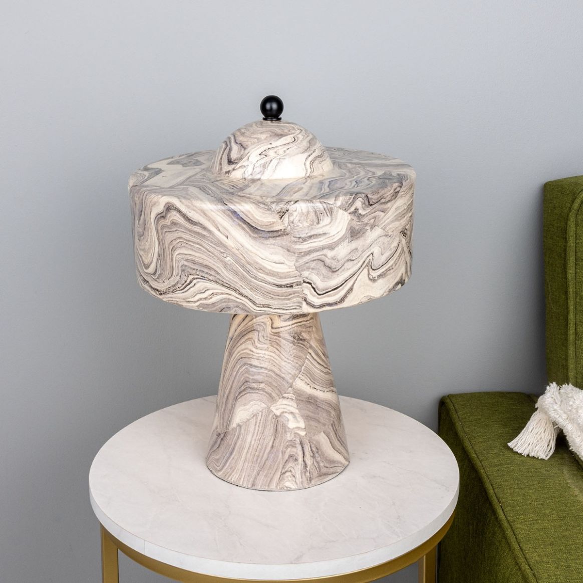 Lampe de table haute en céramique Cassia avec abat-jour et dôme en laiton,  couleur bleu terre