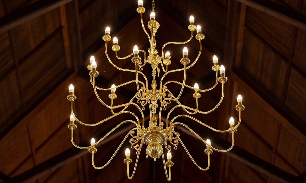 FLEMISH CANDLE-STYLE BRASS SINGLW TIER CHANDELIER, EIGHT-LIGHT