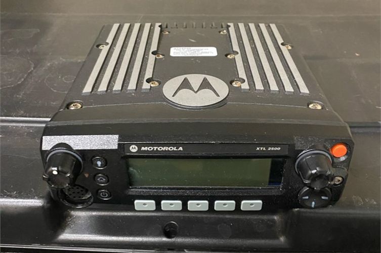 Motorola XTL2500 UHF mobile radio Online Government Auctions of