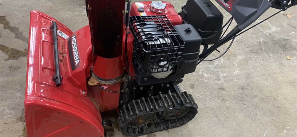 Maine Auctions - 2017 Honda HSS928 Snow Blower