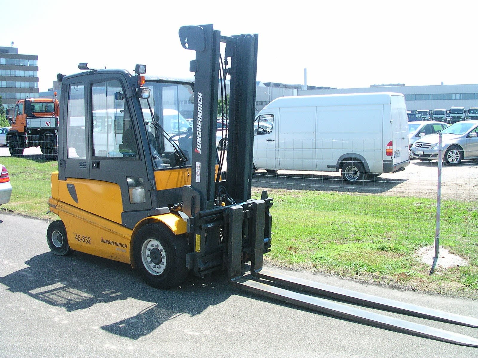 Jungheinrich (warehouse equipment and forklift manufacturers) forklift truck (diesel forklift), one of the top forklift manufacturers, including electric forklifts, internal combustion forklifts, pallet jacks, and electric trucks.