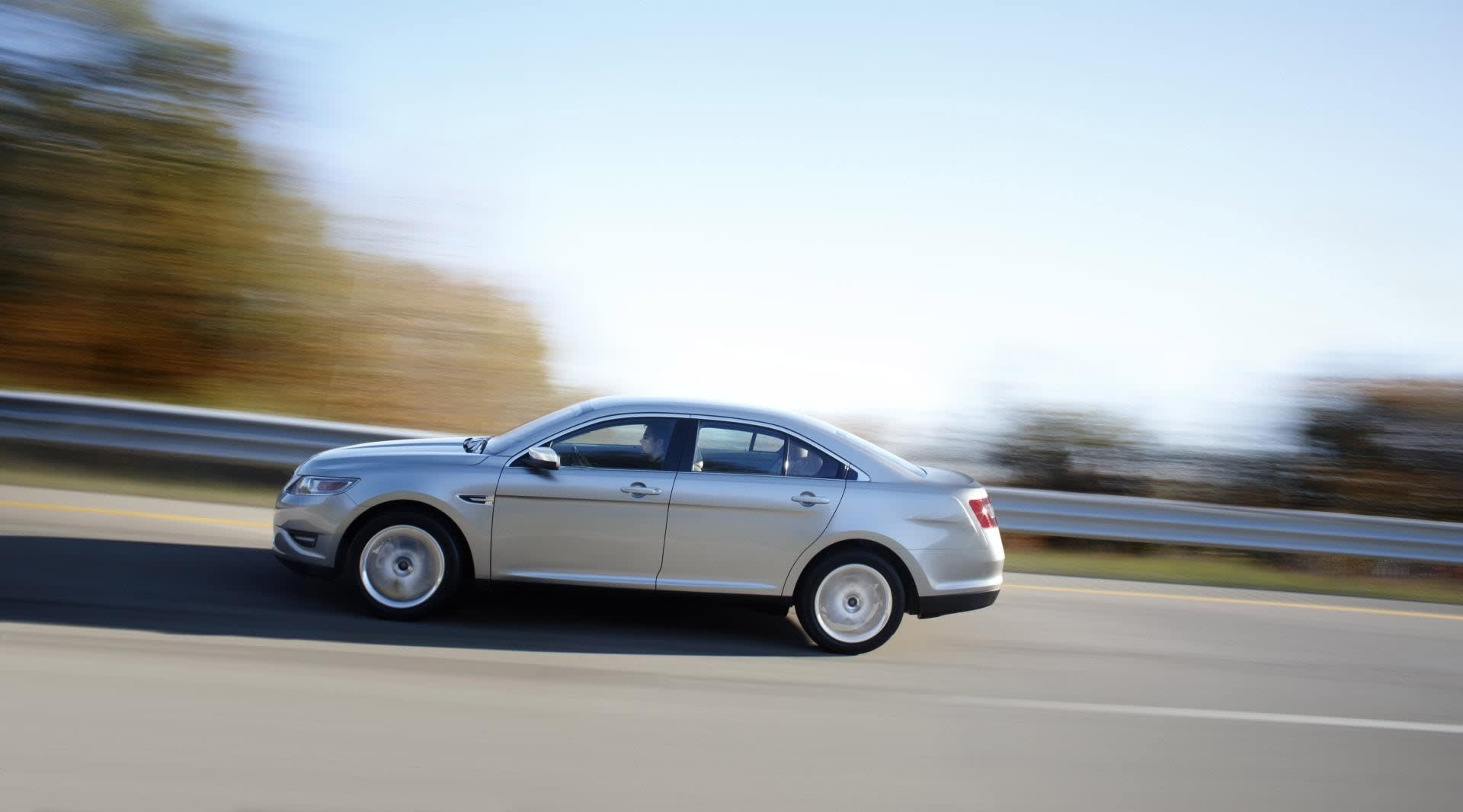 Silver Ford Tarus car, receiving good scores in a customer review, and considered high quality even when driven a substantial amount of miles.