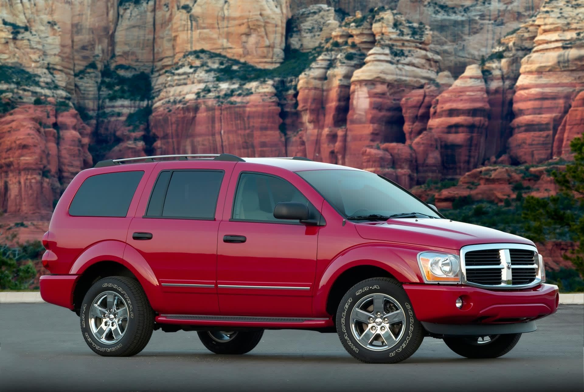 2006 Dodge Durango, one of the Dodge Durango years to avoid, with low owner satisfaction, yet equipped with power steering.