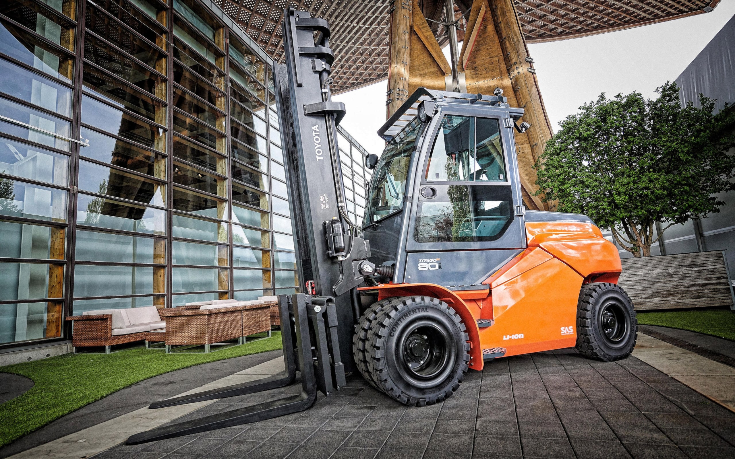 Brand new electric forklift, available as a new forklift or used forklift on online auctions, a perfect forklift for your needs (regardless of weight capacity needed).
