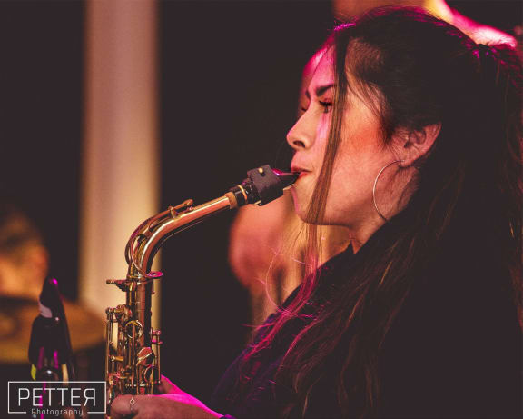 Saxofonist till dop och bröllop