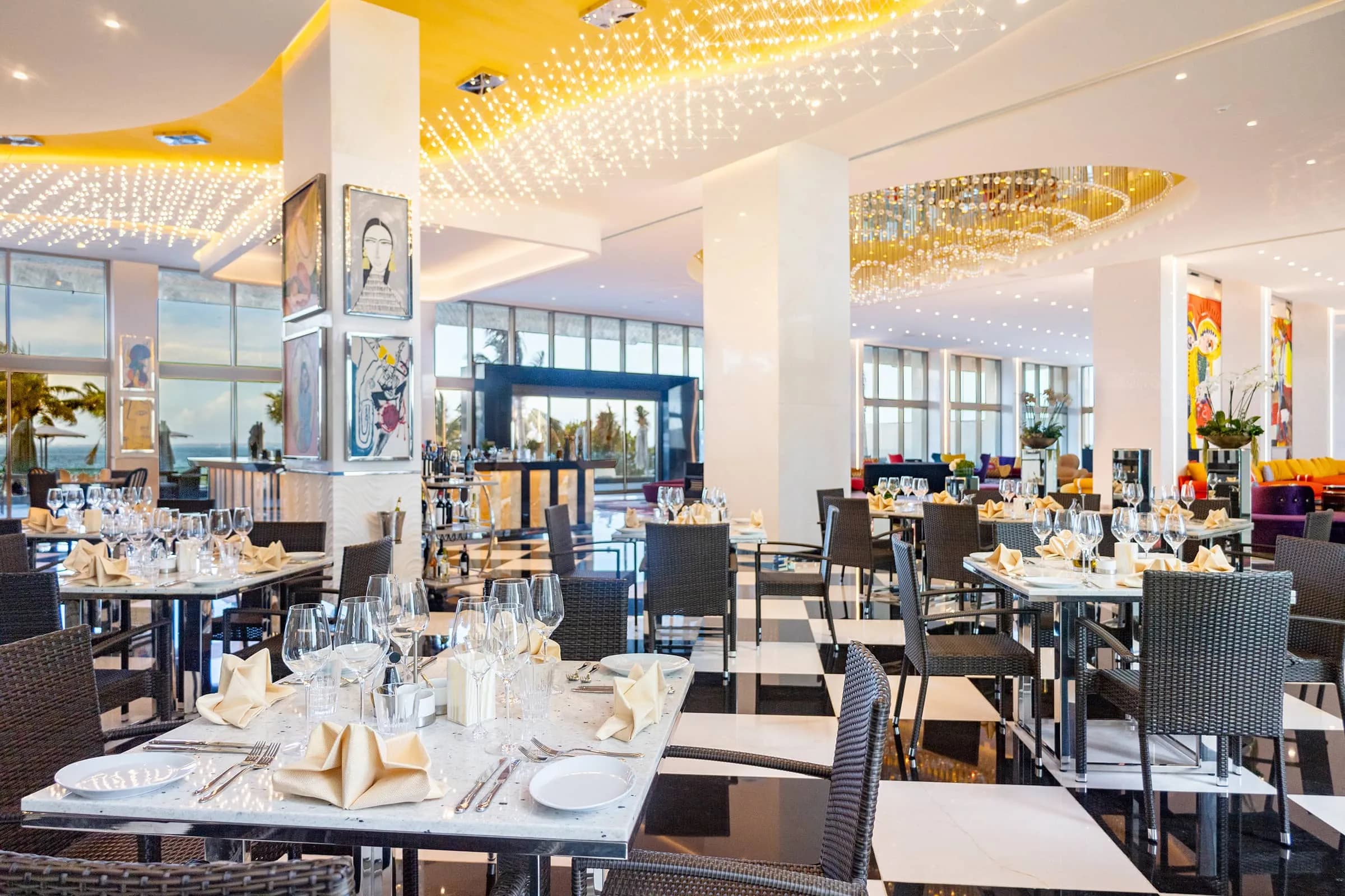 Contemporary architecture and luxury suites at Hotel Mousai Cancun. This ultra-chic resort offers avant-garde meeting spaces and rooftop venues, ideal for high-level MICE executive retreats, boutique corporate incentive travel, and exclusive business events in Costa Mujeres.