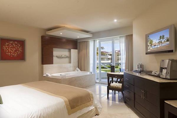 One king size bed at the moon palace cancun MICE venue in Cancun