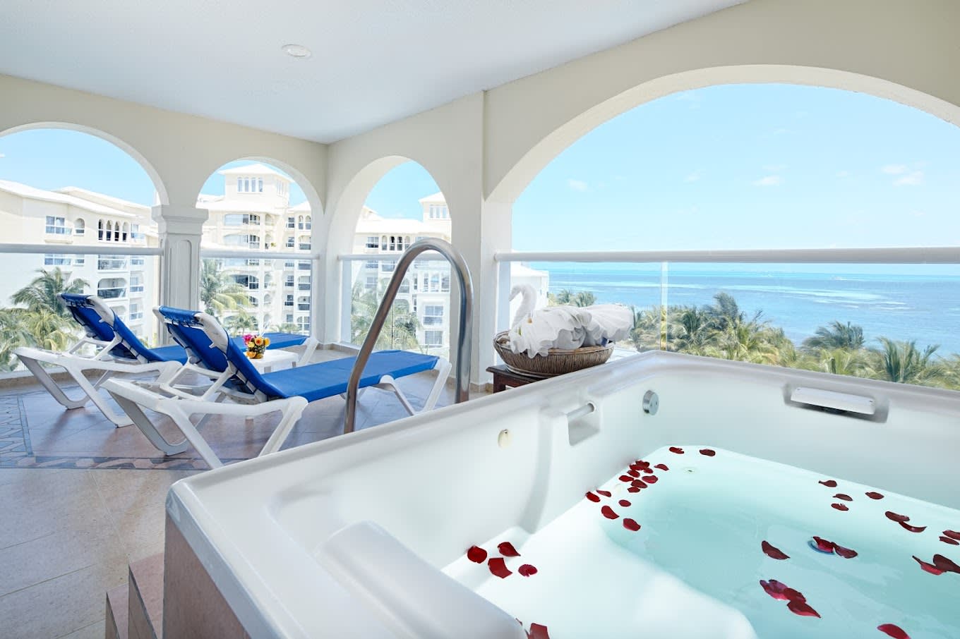 The Mallorca meeting room at Occidental Costa Cancún featuring 2,260 square feet of flexible event space with theater-style seating for up to 170 guests, ideal for corporate seminars, conference breakout sessions, and professional MICE gatherings in the Cancun Hotel Zone.