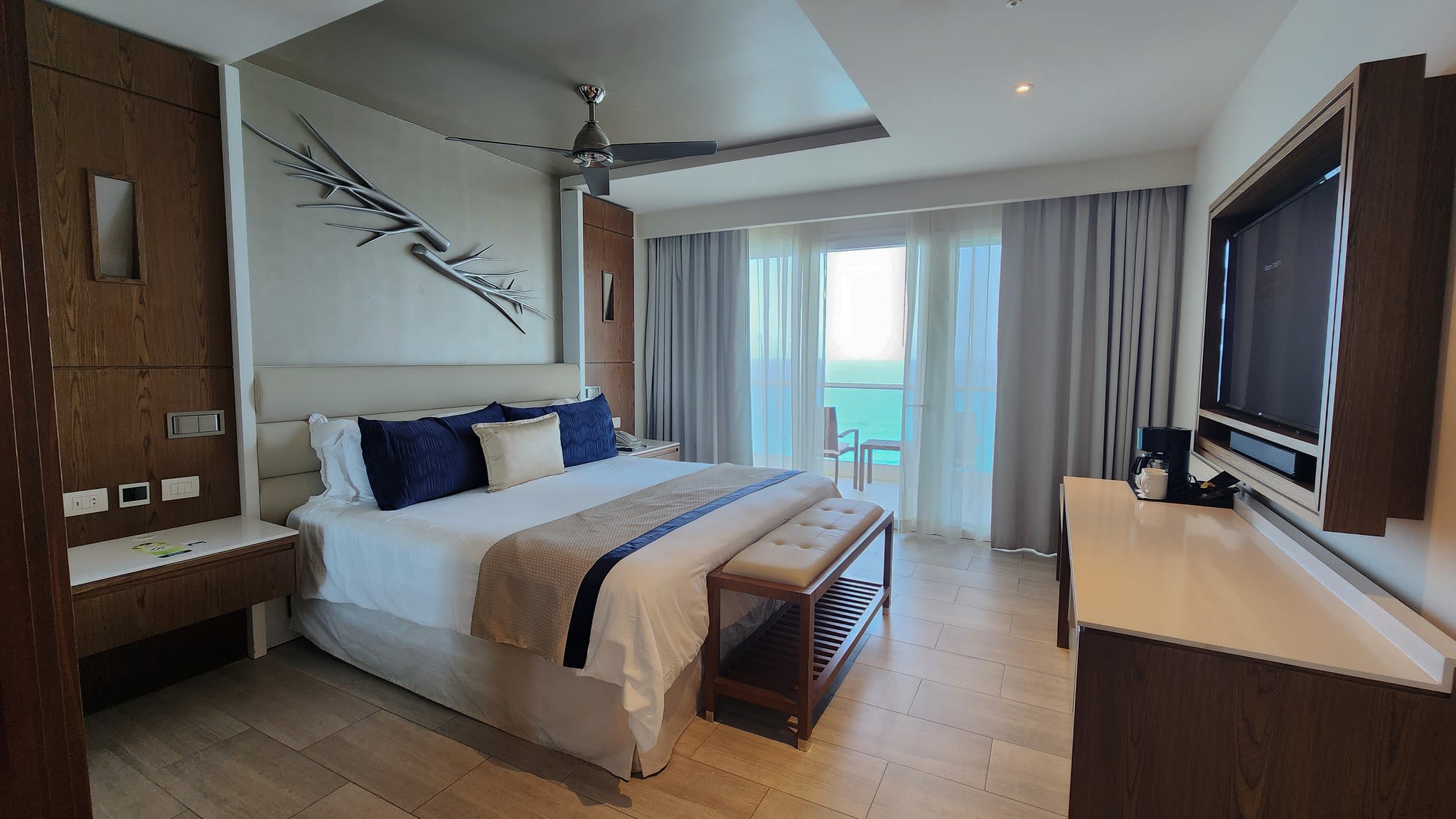 Elegant oceanview guest room at Royalton Chic Cancun featuring modern amenities, work-friendly layout, and serene ambiance—ideal for MICE travelers attending corporate events or incentive programs.