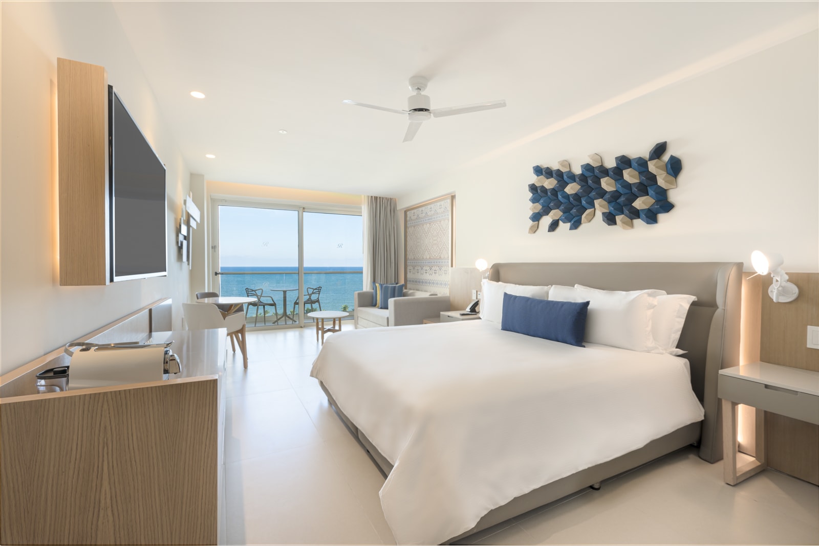 Contemporary guest room at Royalton Splash Riviera Cancun featuring oceanview balcony, minimalist decor, and executive-friendly amenities—ideal for MICE travelers attending meetings, incentives, or corporate retreats in Mexico.