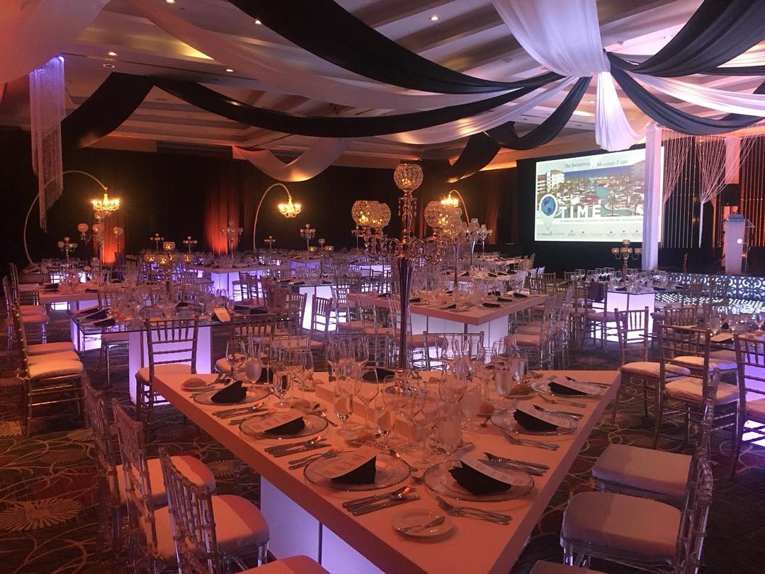 Elegant gala setup at Secrets Playa Mujeres Golf & Spa Resort featuring crystal centerpieces, ambient lighting, and conference branding—ideal for MICE expos, tourism summits, and formal corporate events in Mexico.