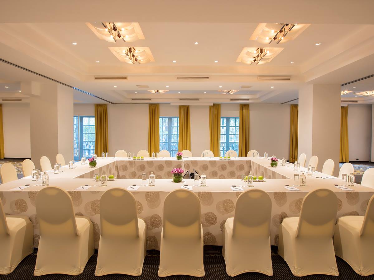 Elegant U-shape conference room setup at Barceló México Reforma, a premier MICE venue in Mexico City for corporate board meetings, seminars, and professional workshops.