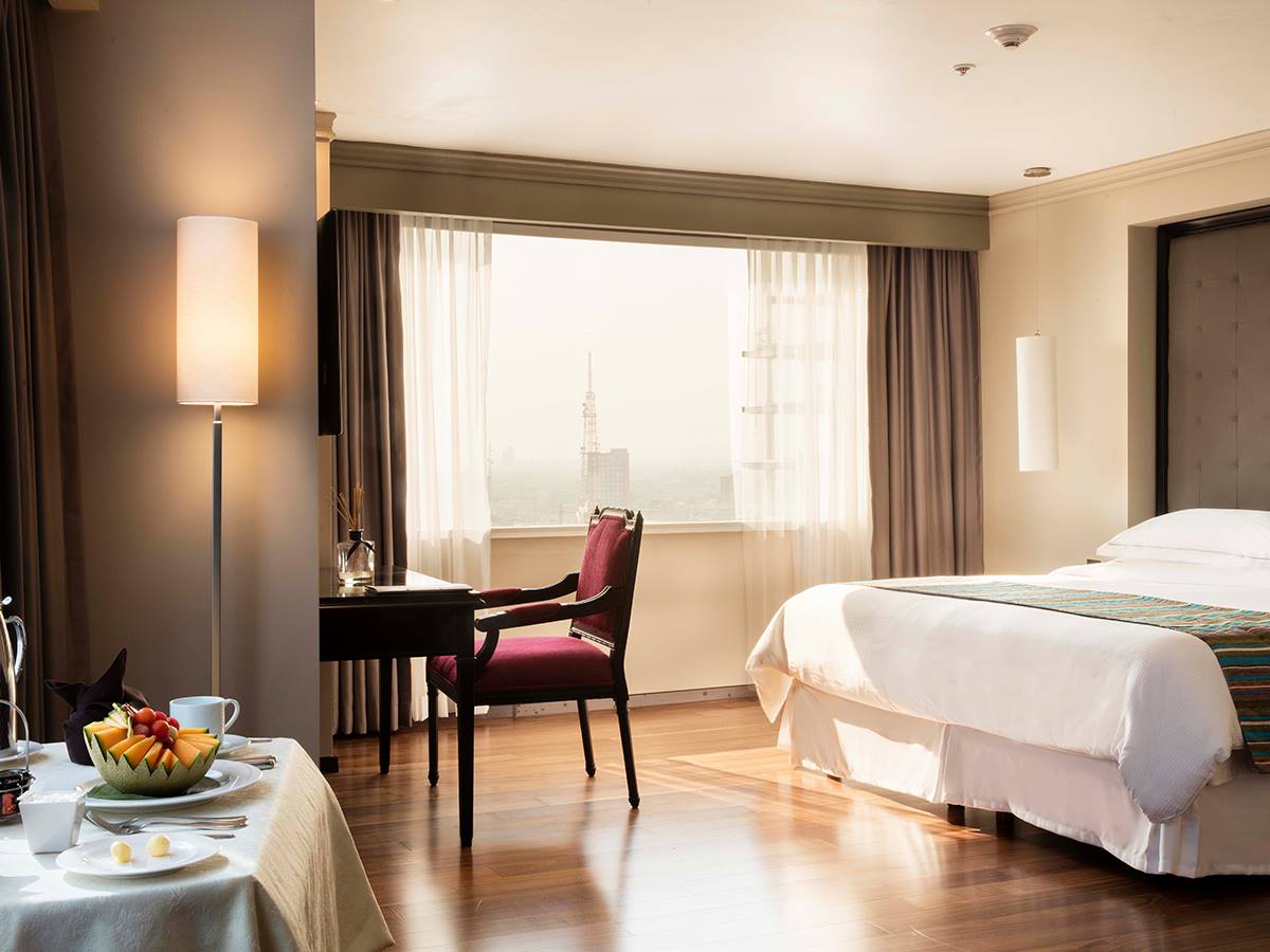 Luxury executive one-bedroom suite at Barceló México Reforma featuring a work desk, city views, and premium amenities for business travelers and MICE event delegates in Mexico City.