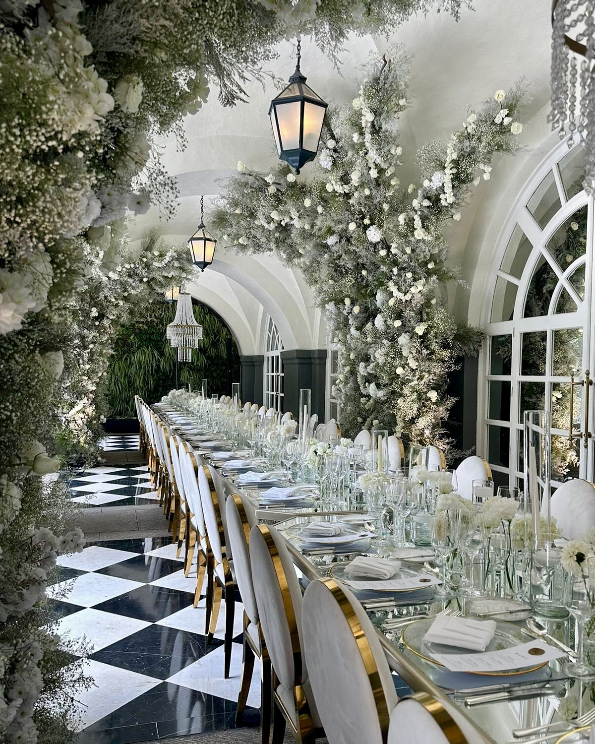 Luxurious event dining setup at Four Seasons Hotel Mexico City featuring floral decor, gold-trimmed chairs, and elegant tableware. Ideal for MICE banquets, gala dinners, and incentive celebrations in a refined ambiance