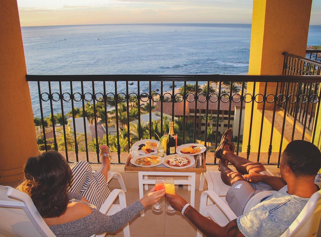 Oceanview balcony breakfast at Grand Fiesta Americana Los Cabos All Inclusive Golf & Spa featuring tropical sunrise, gourmet dishes, and relaxed seating—ideal for MICE incentive travel, executive leisure moments, and VIP hospitality experiences in Baja California Sur.