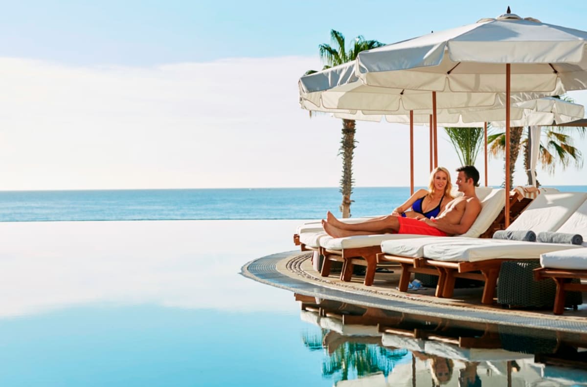 Infinity pool at Hilton Los Cabos Beach & Golf Resort with ocean views, lounge chairs, and tropical ambiance—ideal for MICE incentive travel, wellness programs, and executive leisure experiences in Baja California Sur.