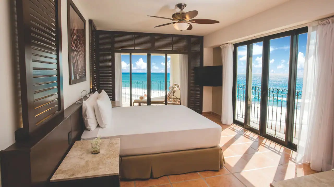 Beachfront suite at Hyatt Ziva Los Cabos featuring a king bed, private balcony, and panoramic ocean views—ideal for MICE executive stays, incentive travel, and VIP accommodations in Baja California Sur.