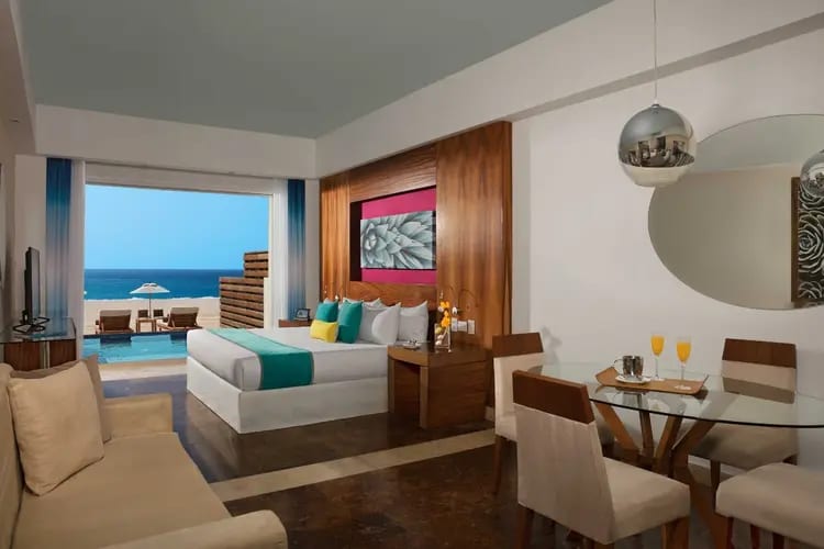 Oceanview suite at Krystal Grand Los Cabos featuring plunge pool, dining area, and elegant decor—ideal for MICE executive stays, incentive travel, and VIP accommodations in Baja California Sur.
