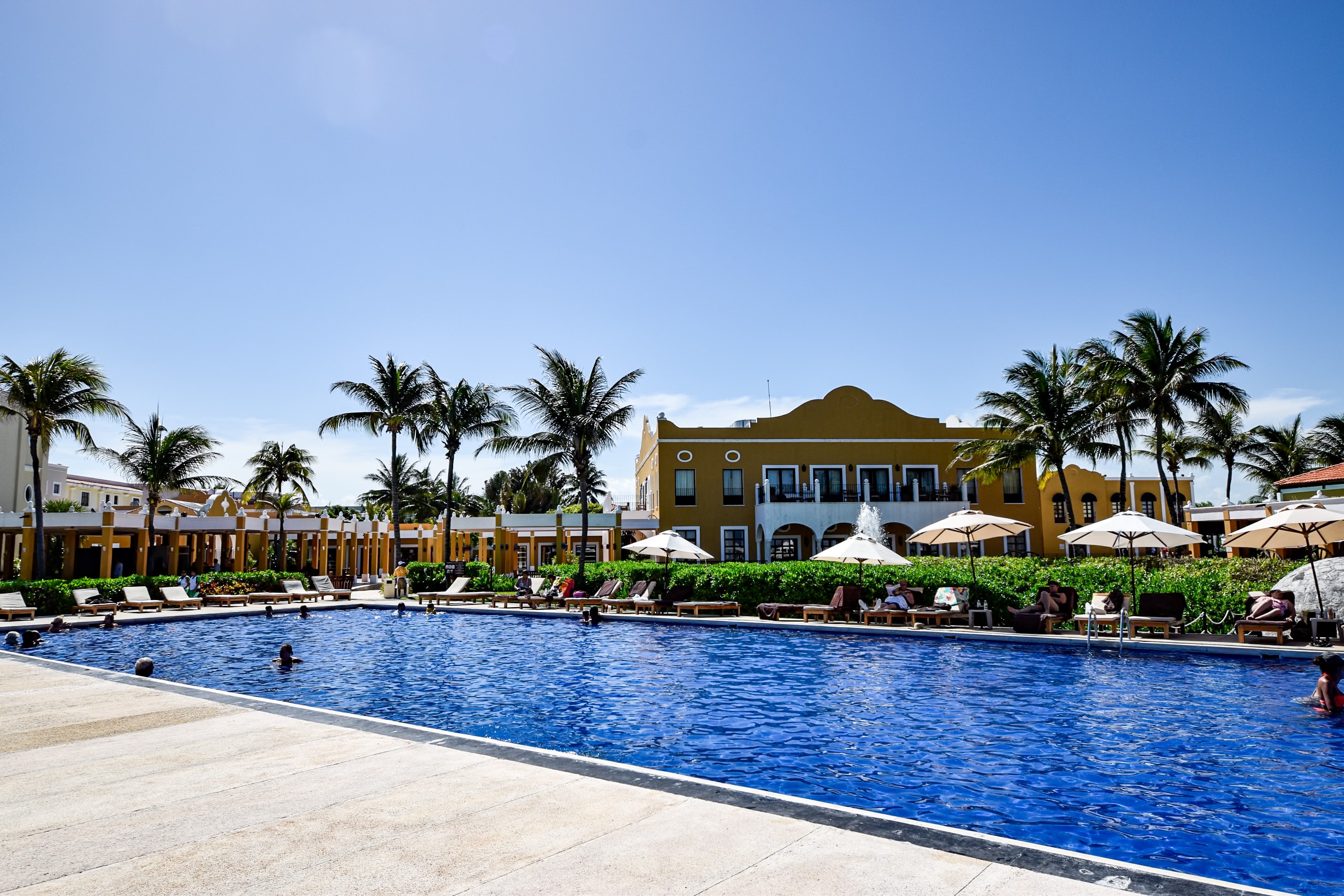  Luxury resort in Tulum with a large pool and colonial-style architecture, an ideal venue for corporate meetings, conferences, and incentive events