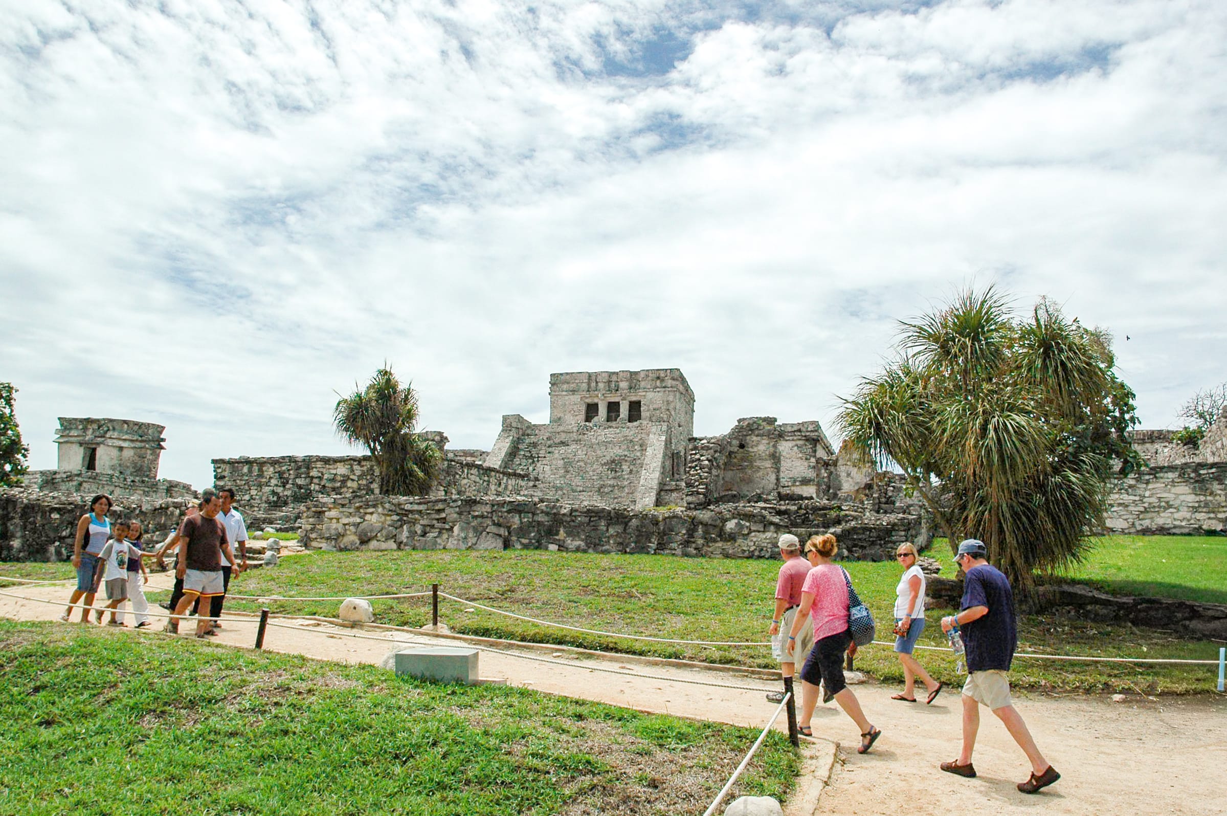 White sand beach in Tulum with turquoise Caribbean waters and Mayan ruins, a unique destination for incentive travel and corporate MICE programs