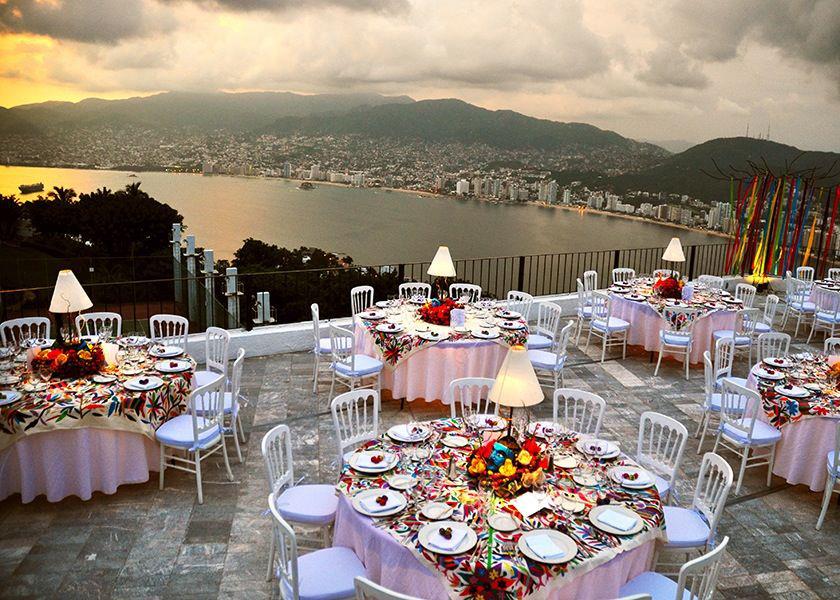 Elegant outdoor dining setup on a terrace in Acapulco overlooking the bay, ideal for corporate dinners, incentive events, and sunset receptions.